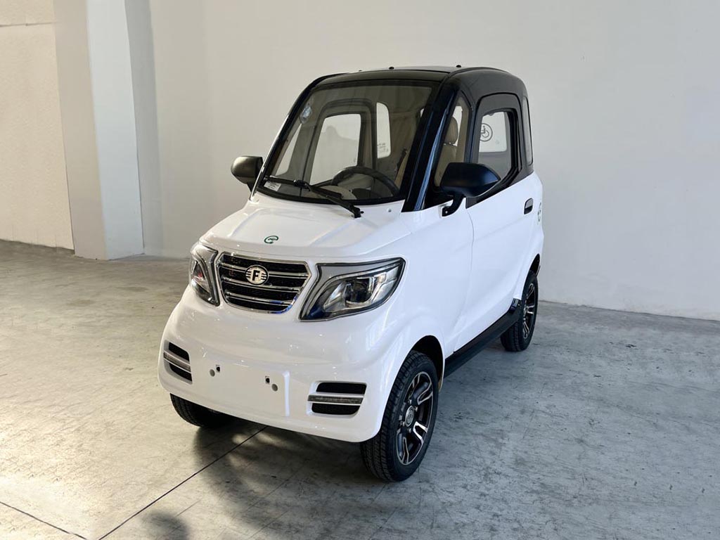 freedom-due-volante-scooter-elettrico-cabinato-minicar-senza-patente-bluetooth-elettrica freedom-due-volante-scooter-elettrico-cabinato-minicar-senza-patente-bluetooth-elettrica