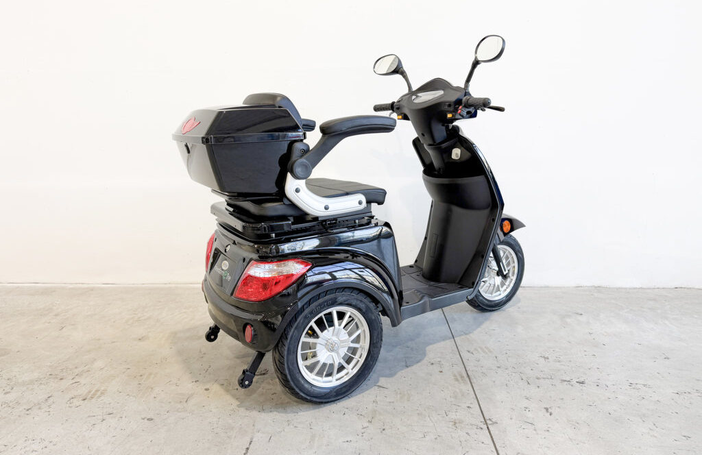 freedom-tre-scooter-elettrico-senza-patente-anziani-1-posto