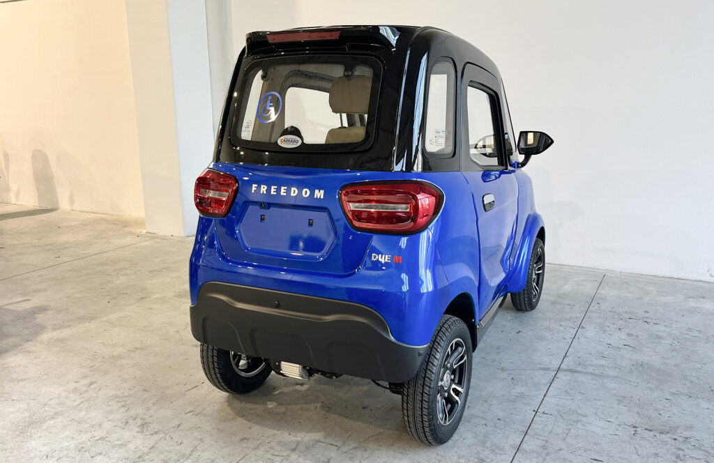 scooter-elettrico-cabinato-freedom-due-blu-senza-patente-bluetooth scooter-elettrico-cabinato-freedom-due-blu-senza-patente-bluetooth