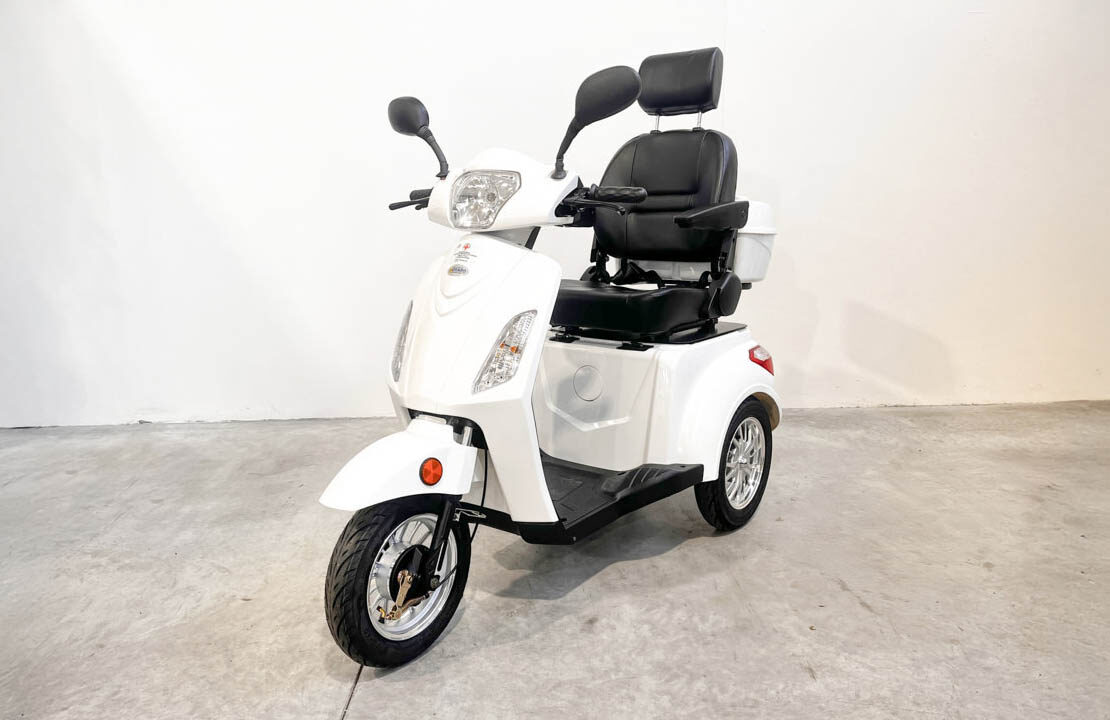 scooter-elettrico-per-disabili-anziani-freedom-tre-senior-seduta-a-poltrona