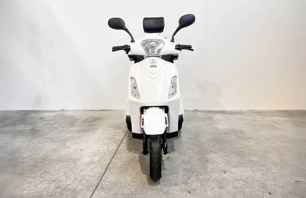 scooter-elettrico-per-disabili-anziani-freedom-tre-senior-seduta-a-poltrona